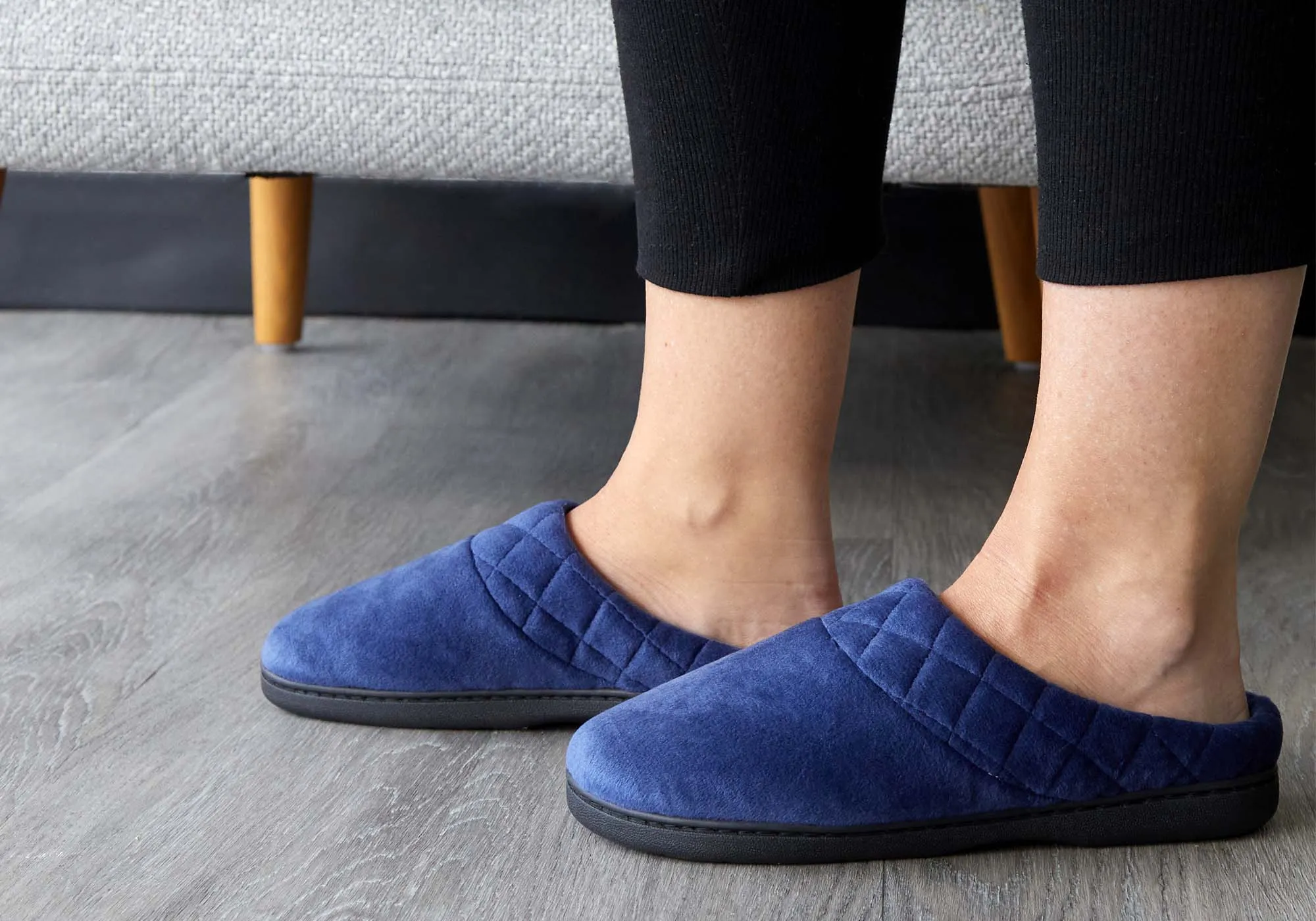 Dearfoams Chaussons femme Darcy en microfibre velours largeur large