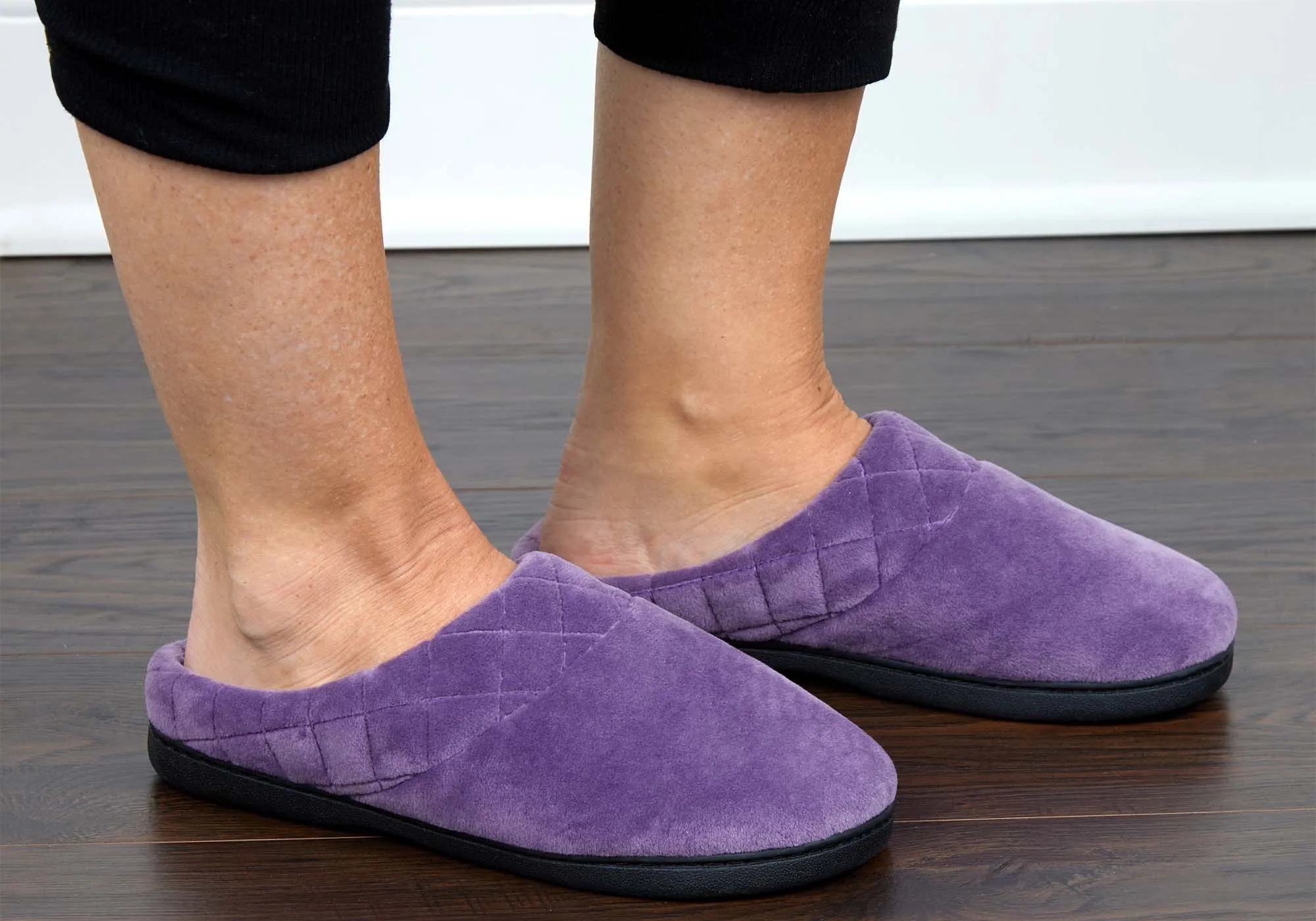 Dearfoams Chaussons femme Darcy en microfibre velours largeur large