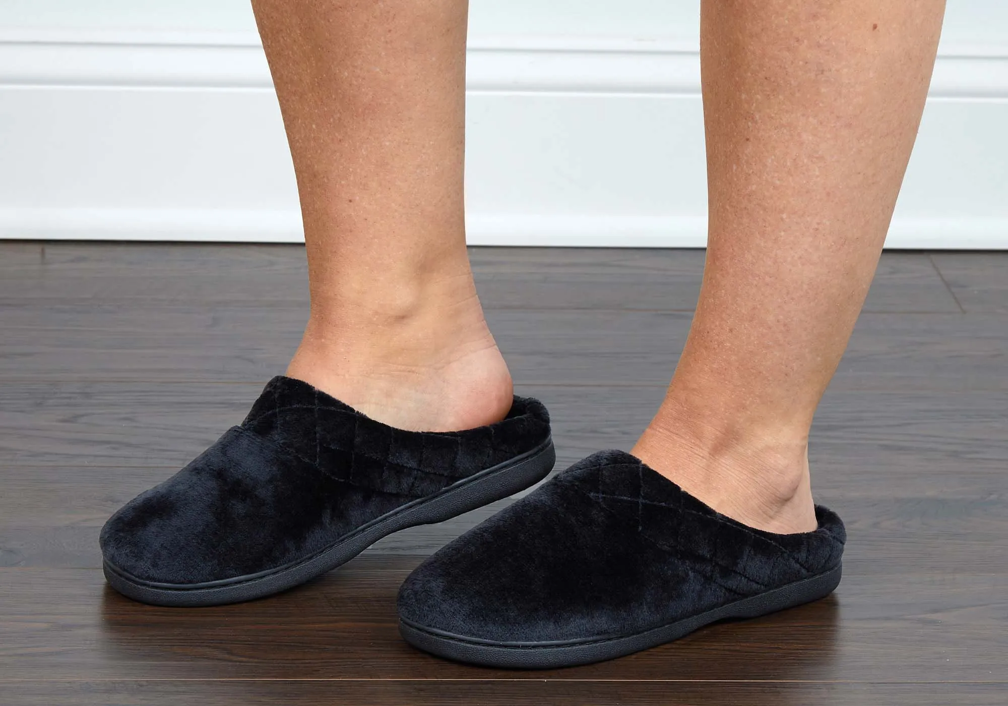Dearfoams Chaussons femme Darcy en microfibre velours largeur large