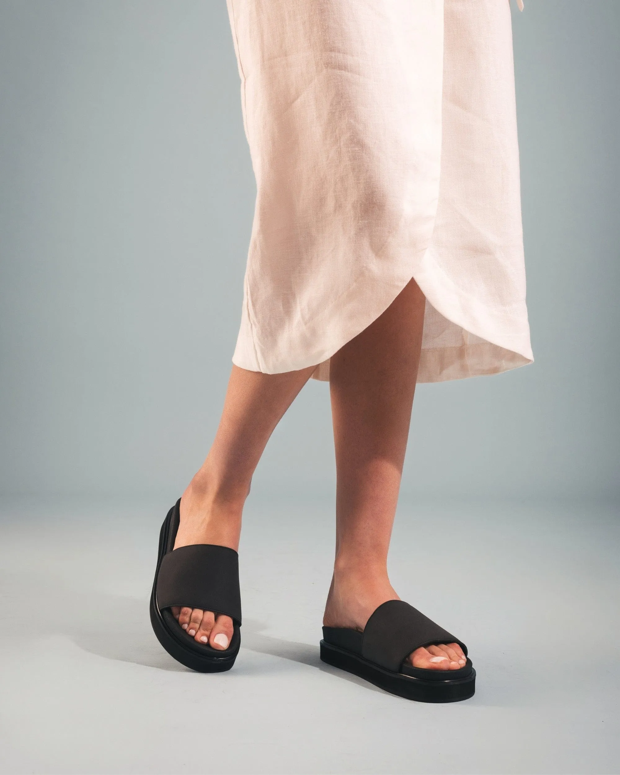 Okina Sandales plates unisexes à larges brides en microfibre végane | Noir